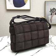 Bottega Veneta Chain Cassette Dark Brown_26x18x8cm - 3