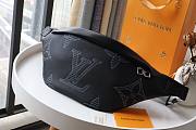 Louis Vuitton | Discovery Bumbag Taurillon Shadow - M57289 - 47x20x9cm - 1