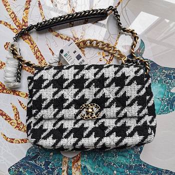Chanel | 19  Flap Bag in Houndstooth Tweed - 30cm