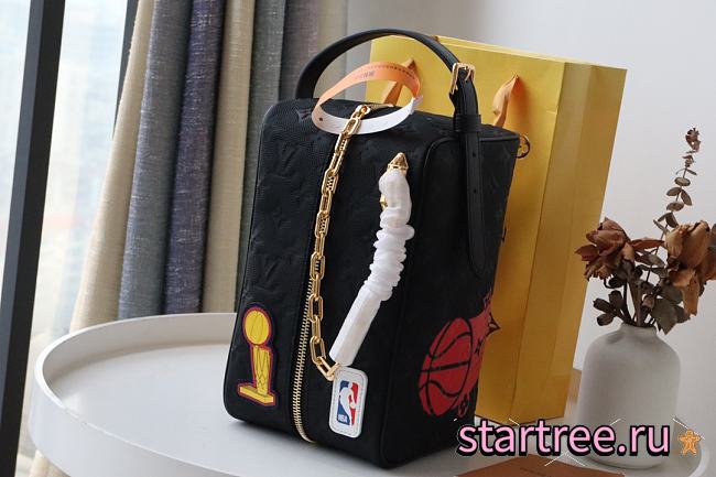 Louis Vuitton | LV x NBA SEASON 2 Cloakroom Dopp Kit - M58515 - 15 x 24 x 15 cm - 1