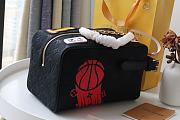 Louis Vuitton | LV x NBA SEASON 2 Cloakroom Dopp Kit - M58515 - 15 x 24 x 15 cm - 2