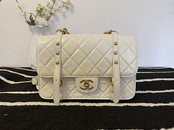 Chanel | White Aged Calfskin Messenger Bag - AS2696 - 17 x 25 x 8 cm