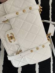 Chanel | White Aged Calfskin Messenger Bag - AS2696 - 17 x 25 x 8 cm - 6