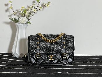 Chanel | Tweed Aged Calfskin Messenger Bag - AS2696 - 25 x 17 x 8cm