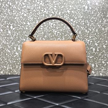 VALENTINO | Small Vsling Grainy Caramel - ZW2B0F - 25.5 x 12 x 19 cm