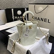 Chanel | White Chain handle Bucket Bag - AS1362 - 32 x 26 x 15 cm - 1