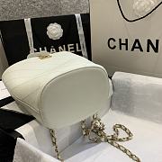 Chanel | White Chain handle Bucket Bag - AS1362 - 32 x 26 x 15 cm - 2