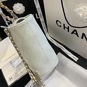 Chanel | White Chain handle Bucket Bag - AS1362 - 32 x 26 x 15 cm - 4