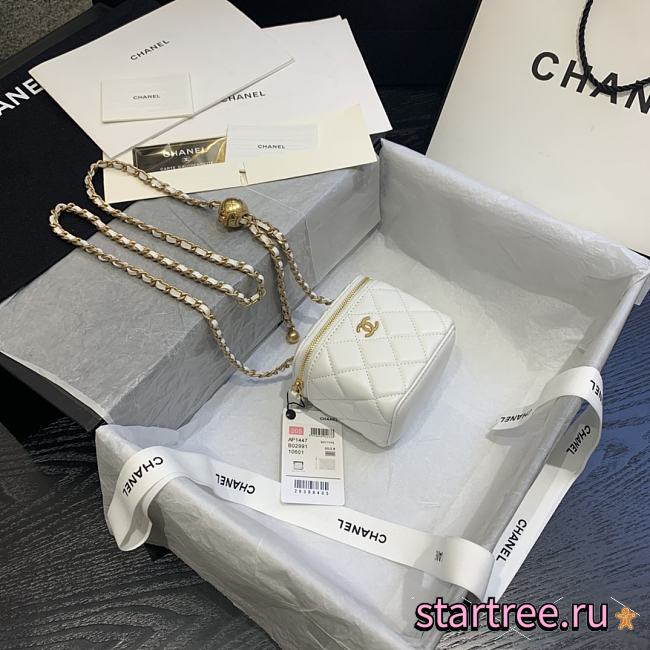 Chanel | Classic White Box With Chain - AP1447 - 10.5 x 8.5 x 7 cm - 1