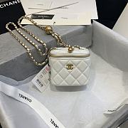 Chanel | Classic White Box With Chain - AP1447 - 10.5 x 8.5 x 7 cm - 2