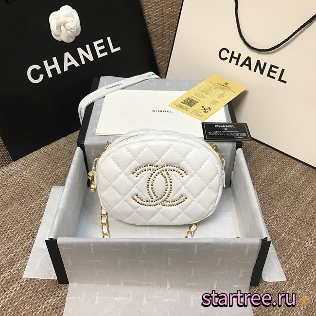Chanel | White Lambskin Studded Logo Camera Case - AS1511 - 13 x 20 x 5 cm - 1