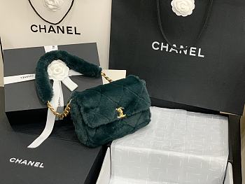 Chanel | Shearling Green Bag - AS2240 - 15.5 x 21.5 x 6.5cm
