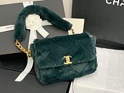 Chanel | Shearling Green Bag - AS2240 - 15.5 x 21.5 x 6.5cm - 6