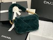 Chanel | Shearling Green Bag - AS2240 - 15.5 x 21.5 x 6.5cm - 3