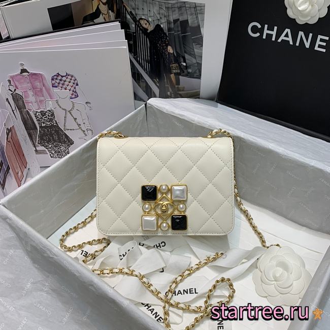 Chanel | White Calfskin Crystal Pearls Flap Bag - AS2259 - 18 x 12 x 7 cm - 1