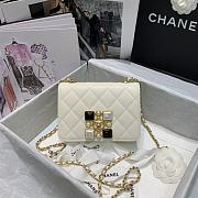 Chanel | White Calfskin Crystal Pearls Flap Bag - AS2259 - 18 x 12 x 7 cm - 1