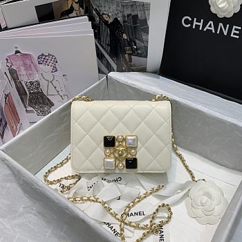 Chanel | White Calfskin Crystal Pearls Flap Bag - AS2259 - 18 x 12 x 7 cm