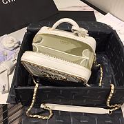 Chanel | Small White CC Filigree Chain Around Vanity Case - AS1785 - 18x14x8cm - 3