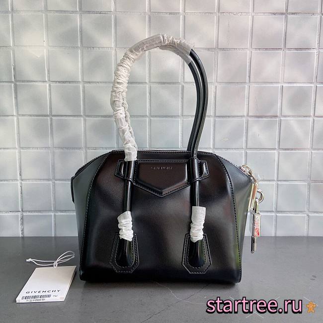 GIVENCHY | Medium Antigona Lock Bag In Black - BB50GJ - 33 x 23 x 17 cm - 1