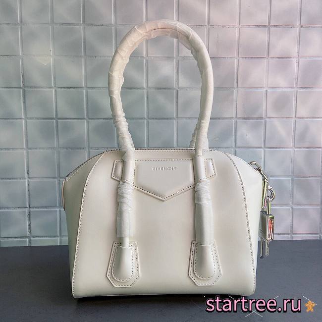 GIVENCHY | Medium Antigona Lock Bag In White - BB50GJ - 33 x 23 x 17 cm - 1