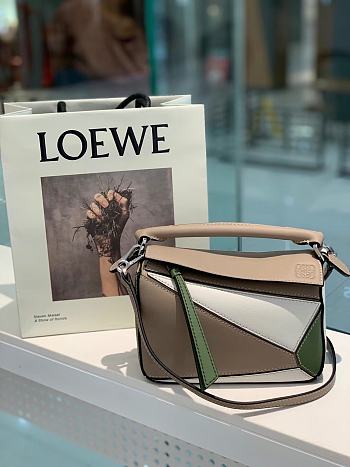 LOEWE | Mini Silver Avocado Sand bag - 322.30.U - 18 x 12.5 x 8cm