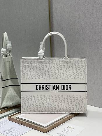 DIOR | Christian Book Tote Large White - M1286 - 41 x 32 cm