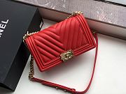 CHANEL | Boy Old Medium Red Chevron - A67086 - 25 × 15 × 7.5 cm - 2