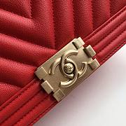 CHANEL | Boy Old Medium Red Chevron - A67086 - 25 × 15 × 7.5 cm - 5