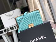 CHANEL | Boy Old Medium Blue Chevron - A67086 - 25 × 15 × 7.5 cm - 1