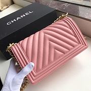 CHANEL | Boy Old Medium Light Pink Chevron - A67086 - 25 × 15 × 7.5 cm - 2