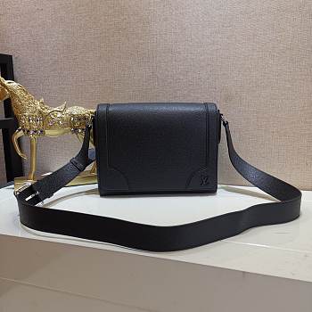 Louis Vuitton | New Flap Messenger Black - M30807 - 28.3 x 18.3 x 4.3 cm 