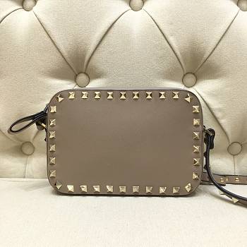 VALENTINO | Small Rockstud Grainy Beige Bag Golden - VW2B0809 - 18 x 6 x 12 cm