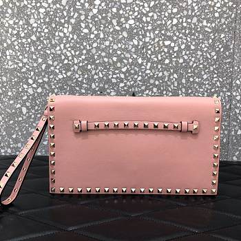 VALENTINO | Garavani Rockstud Clutch with hand holder Rose cannelle - 28 cm