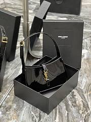 YSL | Le 5 À 7 Hobo Bag In Patent Leather Black Noir - 3