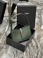 YSL | Le 5 À 7 Hobo Bag In Smooth Leather Vert Fonce - 6