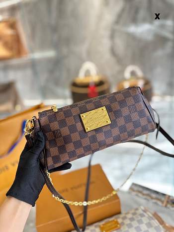 Louis Vuitton Eva clutch M95567