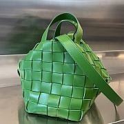 BOTTEGA VENETA Bowling Cassette Woven Leather Shoulder Bag In Green - 5