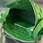 BOTTEGA VENETA Bowling Cassette Woven Leather Shoulder Bag In Green - 4