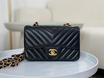 Classic Chanel Chevron Flap Bag Original Gold Lambskin 20cm Black