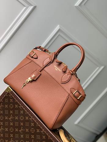 Louis Vuitton Lock It MM M22925-36*29*15CM
