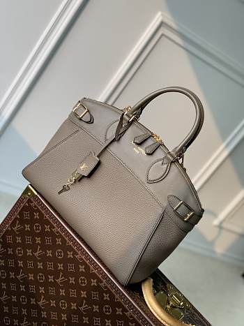 Louis Vuitton Lock It MM M22927-36*29*15CM