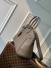 Louis Vuitton Lock It MM M22927-36*29*15CM - 3