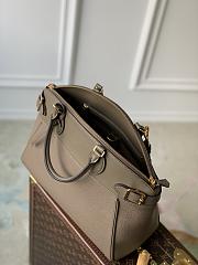 Louis Vuitton Lock It MM M22927-36*29*15CM - 5