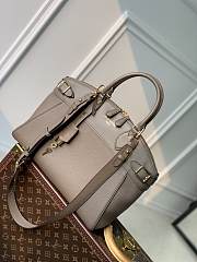 Louis Vuitton Lock It MM M22927-36*29*15CM - 6