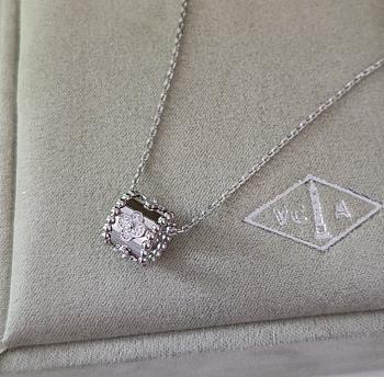 Van Cleef Arpels necklace 004