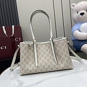 Gucci Emblem medium tote bag beige and white-30cm - 1