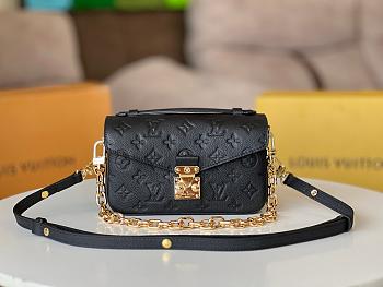 LV Pochette Metis East West Monogram M46595