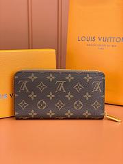 Louis Vuitton Double Zippy Wallet M61723  - 5