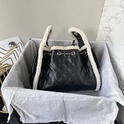 Chanel 25 small handbag Crumpled shearling sheepskin Black, gold - 4