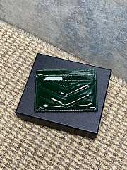 YSL CASSANDRE MATELASSÉ card case in patent leather in Green - 5